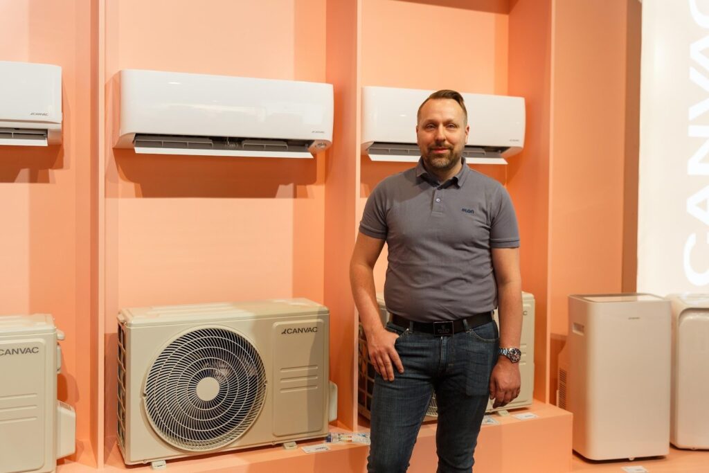 Jimmy Landin, expert på Canvac i omgivning av luftvärmepumpar. Han berättar hur mycket sparar man med luftvärmepump.